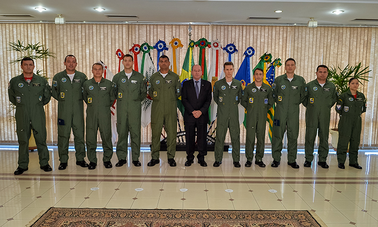 militares da FAB pousam para foto oficial com ministro