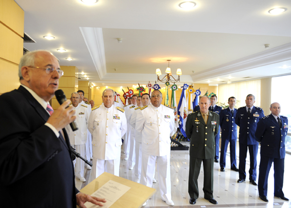 24/11/2010 - DEFESA - Oficiais-generais promovidos são apresentados ao ministro Jobim