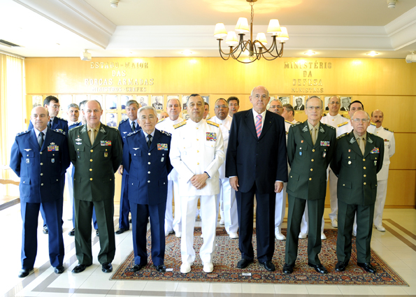 24/11/2010 - DEFESA - Oficiais-generais promovidos são apresentados ao ministro Jobim