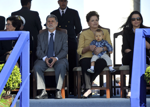 04/09/2011 - DEFESA - Pela primeira vez, presidenta Dilma Rousseff e ministro Celso Amorim participam da cerimônia de substituição da bandeira nacional