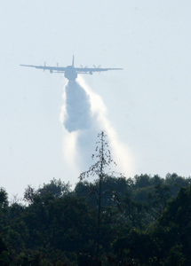 12/09/2011 - DEFESA - Avião da Força Aérea Brasileira ajuda a combater incêndios no DF