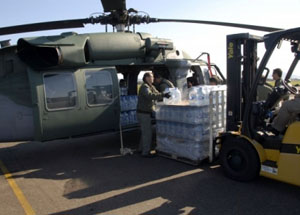 13/09/2011 - DEFESA - Militares ajudam vítimas das enchentes em SC