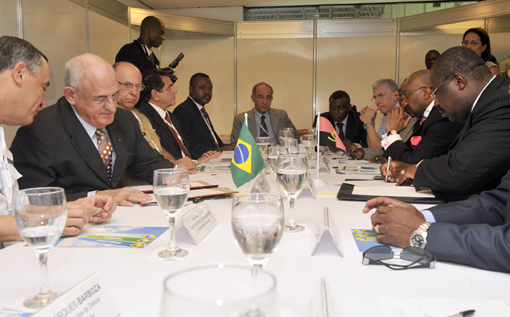 14/04/2011 - DEFESA - LAAD 2011: Brasil assina entendimento técnico que permitirá levantamento da plataforma continental de Angola
