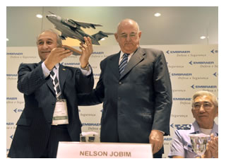 13/04/2011 - DEFESA - LAAD 2011: Jobim defende cooperação militar entre países sul-americanos para defesa das riquezas da região