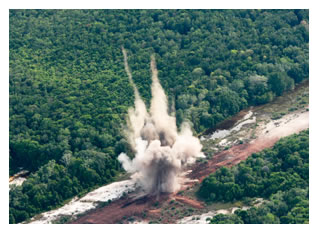 12/08/2011 - FAB - Operação Ágata: ação conjunta destrói pista clandestina na Amazônia