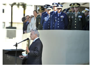 20/07/2011 - DEFESA - Personalidades civis e militares são homenageadas com Medalha Mérito Santos-Dumont