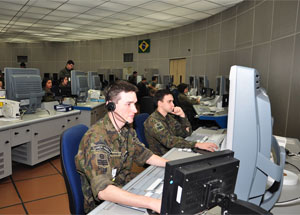 14/09/2011 - DEFESA - Comando da Aeronáutica demonstra novo sistema de controle de voo ao ministro da Defesa, Celso Amorim