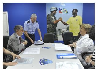 16/12/2011 - DEFESA - Ministério da Defesa e ONU Mulheres firmam carta de intenções para ampliar presença feminina em missões de paz