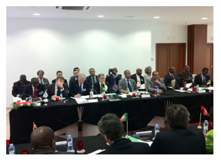 02/12/2011 - DEFESA - CPLP: Amorim defende maior auxílio externo à reforma dos setores de defesa e segurança da Guiné-Bissau