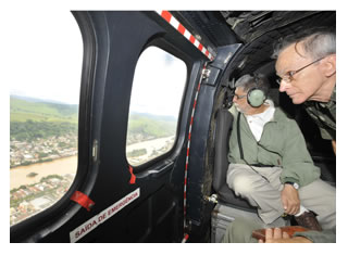 13/01/2012 - DEFESA - Ministro da Defesa sobrevoa áreas atingidas por chuvas no Rio de Janeiro
