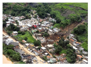13/01/2012 - DEFESA - Ministro da Defesa sobrevoa áreas atingidas por chuvas no Rio de Janeiro
