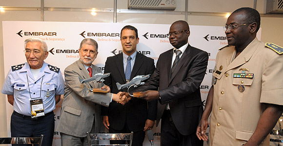 DEFESA - LAAD 2013: Senegal firma acordos com o Brasil para compra de aviões Super Tucano e navios-patrulha