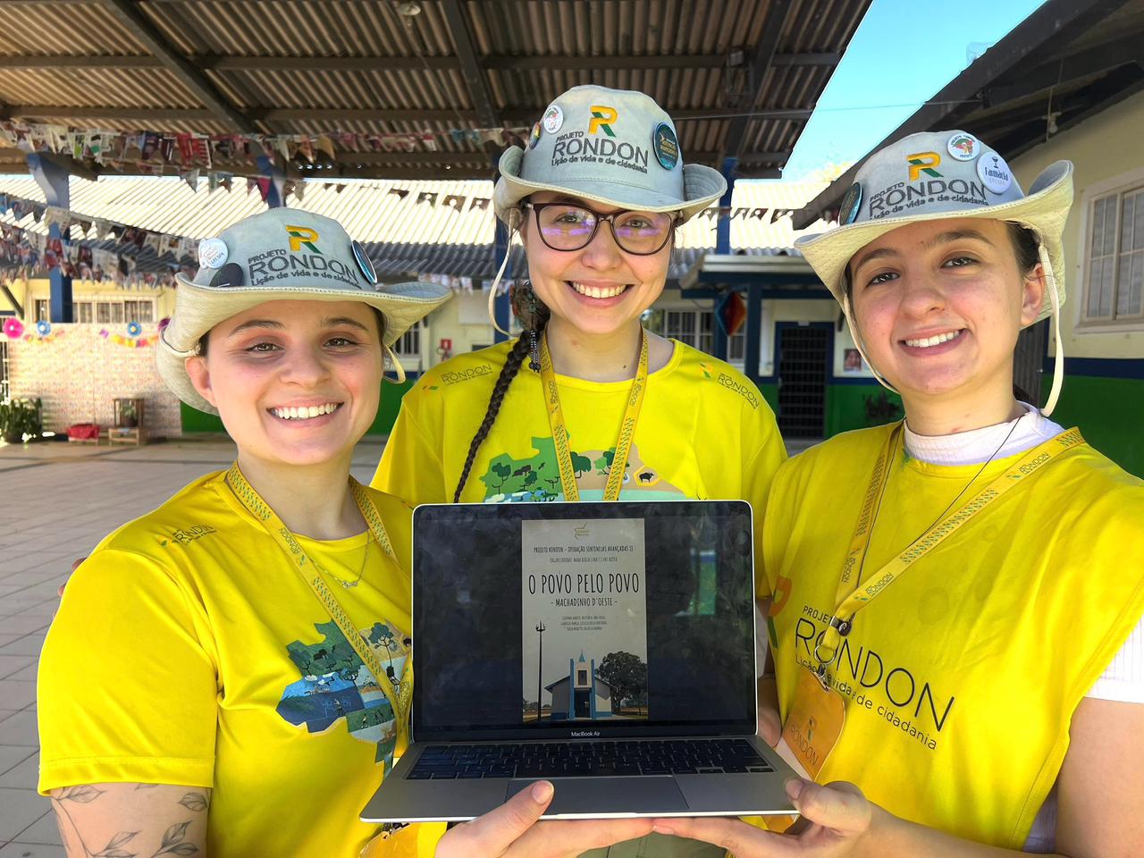 Gabriela da Silveira, Giovanna Abruzzi e Wiktoria Dallago, integrantes do conjunto A, apresentam capa do livro O povo pelo povo - Foto: Liane Rotta