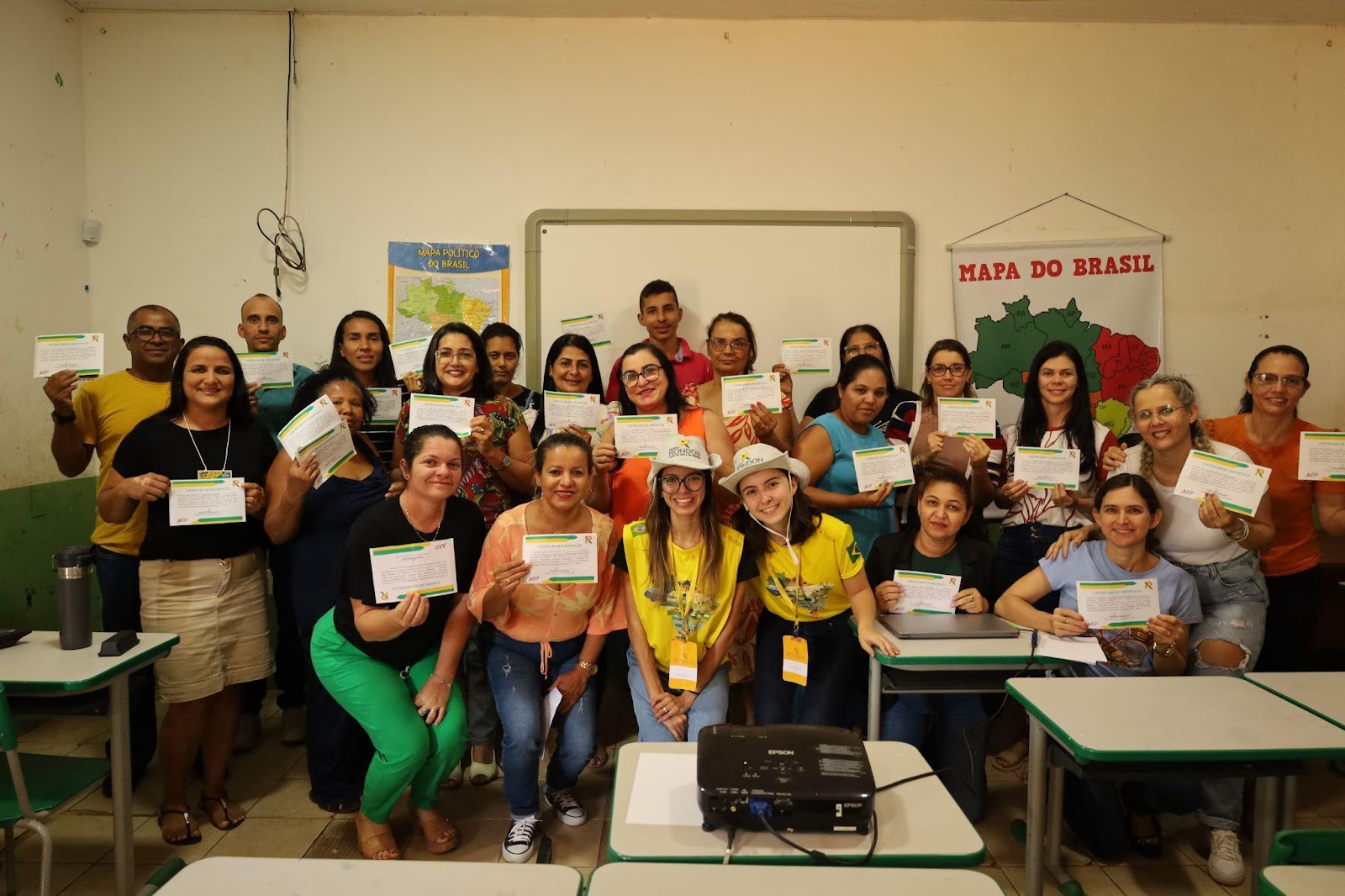 Participantes de oficina de Comunicação Não Violenta ministrada pelo Conjunto B são certificados pelo Projeto Rondon // Foto: Sofia Leal