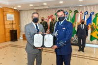 Associação de Adidos Militares Acreditados no Brasil concede honraria ao Ministério da Defesa