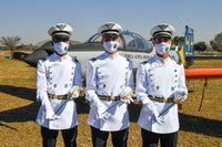 Cadetes recebem espadim na Academia da Força Aérea
