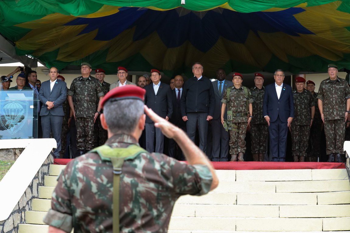 Cerimônia Marca Os 76 Anos Da Brigada De Infantaria Paraquedista ...