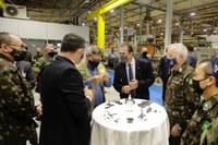 Comitiva do Ministério da Defesa visita fábrica de armamentos Taurus, no Rio Grande do Sul