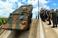 Defesa avança nos projetos estratégicos com nova aeronave KC390 Milllennium e 500º veículo blindado Guarani