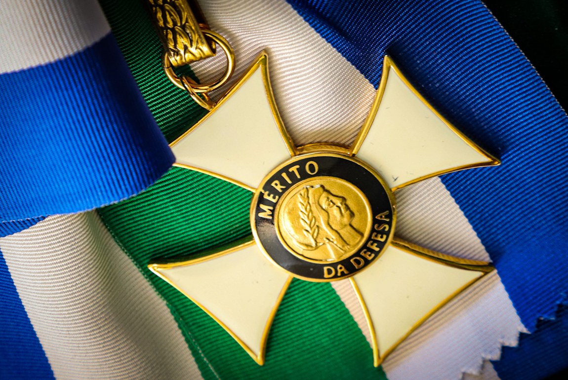 Autoridades são homenageadas com a medalha de Mérito Eleitoral