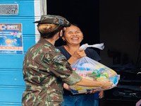 EXÉRCITO - Campanha do Exército de doação de alimentos ajuda famílias em Tefé (AM)
