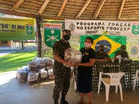 Exército entrega alimentos a alunos do Programa Força no Esporte no MT