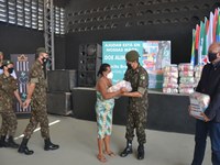 EXÉRCITO - Exército entrega mais de duas toneladas de alimentos a instituição em Fortaleza (CE)