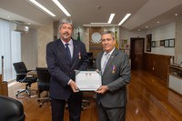 Fundação Osório entrega Medalha Centenário no Ministério da Defesa