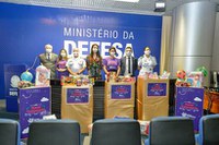 Michelle Bolsonaro recebe doações do Ministério da Defesa para a Campanha Natal Voluntário