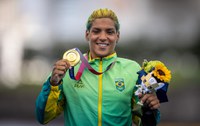 Militar Ana Marcela conquista ouro na maratona aquática