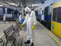 Militares capacitados em Defesa Química, Biológica, Radiológica e Nuclear descontaminam trens urbanos na Paraíba
