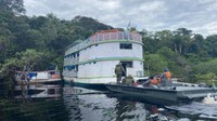Militares das Forças Armadas vistoriam embarcações em rios da Amazônia