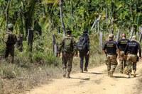 Militares e agentes derrubam abrigos e cercas de invasores em terra indígena