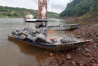Militares flagram embarcação com material suspeito em rio paranaense