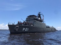 Militares transportam três usinas de oxigênio por rios do Amazonas para atender população do interior do estado