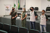 Militares usam solução à base de cloro para limpar áreas com grande circulação de pessoas