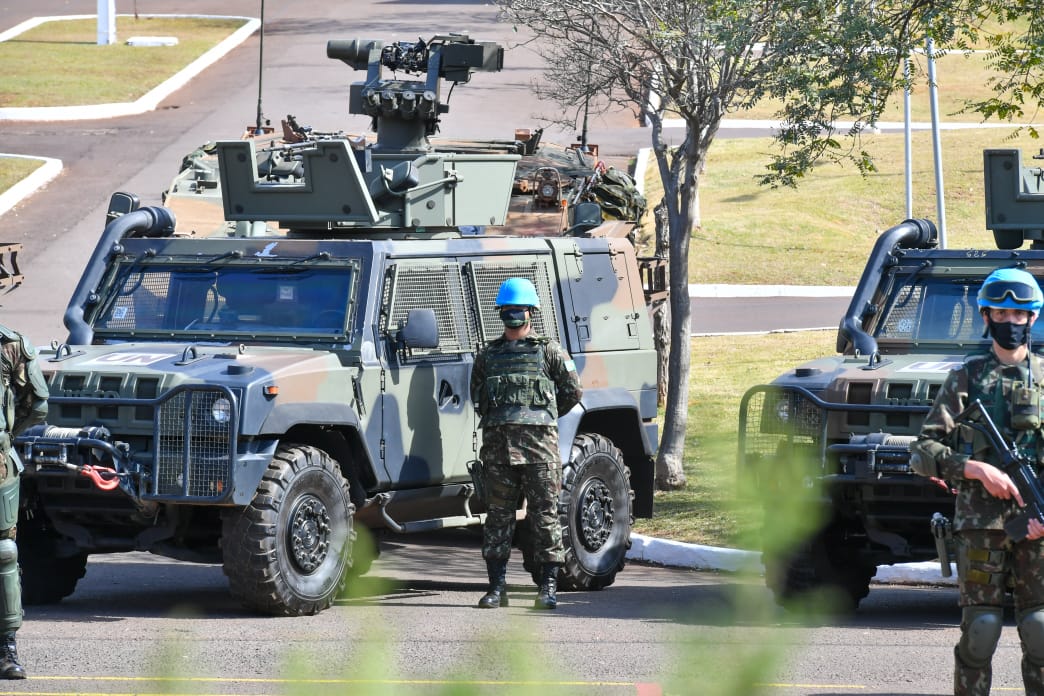 ONU inspeciona tropas da Marinha e do Exército Brasileiro