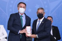 Ministro da Defesa é agraciado com Medalha Mérito Oswaldo Cruz