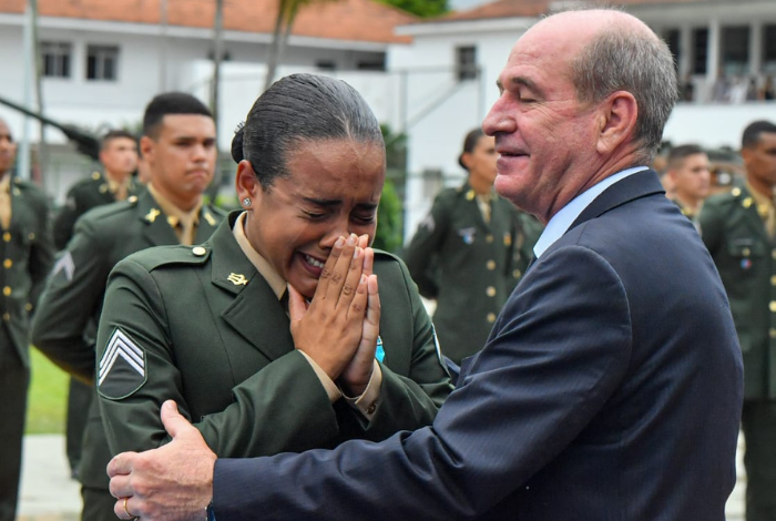 Exército Brasileiro - O 1º Grupo de Artilharia Antiaérea - Rio de  Janeiro/RJ - realiza formatura de conclusão do Estágio Básico de Sargentos  Temporários EBST 2013.