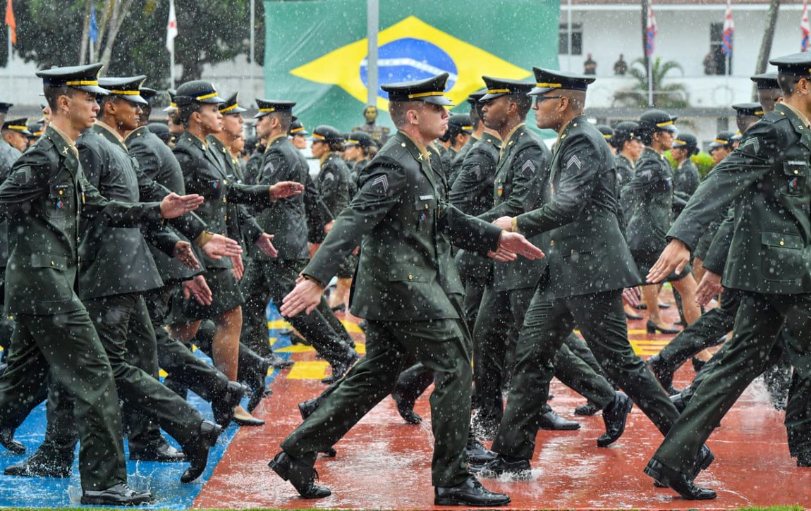 Exército Brasileiro - O 1º Grupo de Artilharia Antiaérea - Rio de  Janeiro/RJ - realiza formatura de conclusão do Estágio Básico de Sargentos  Temporários EBST 2013.