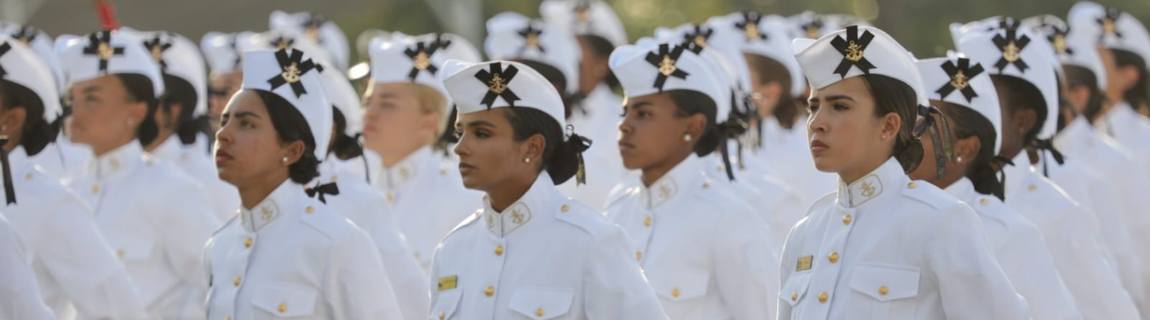 Ministro preside cerimônia da primeira turma de mulheres soldados fuzileiros navais