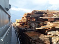 Marinha do Brasil apreende embarcação irregular que transportava madeira beneficiada