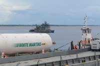 Sob escolta da Marinha, balsa com tanque de oxigênio chega a Manaus