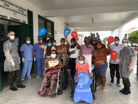 Profissionais de saúde do Hospital de Guarnição de Tabatinga, no Amazonas, comemoram curas de pacientes com Covid-19