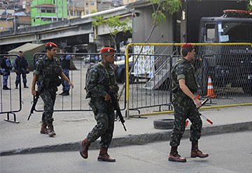 O emprego de tropas em missões de pacificação, no Rio de Janeiro, constituem exemplo de operação de Garantia da Lei e da Ordem