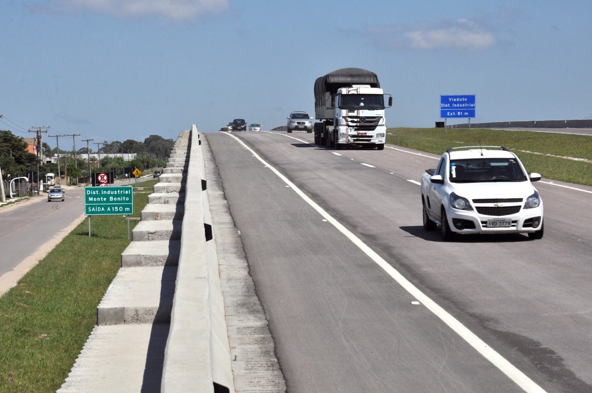 Liberaodeseisquilmetrosincluipistasprincipais2cviaduto2cponteeruaslateraisSolanoFerreiraSTE.jpg