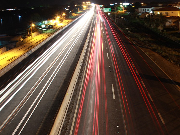 Veículos à noite na BR-101 