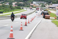 BR-101 recebe novo asfalto em trecho de Tubarão (SC)