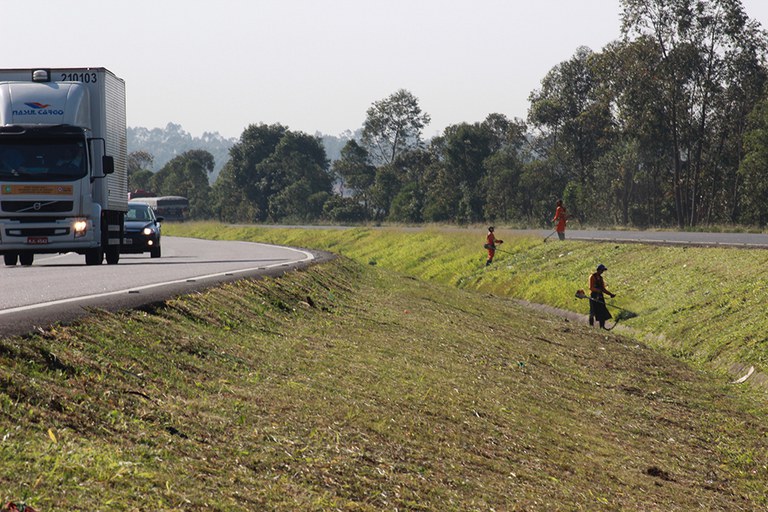 BR-101 Sul tem trabalhos de conservação em Içara (SC) 