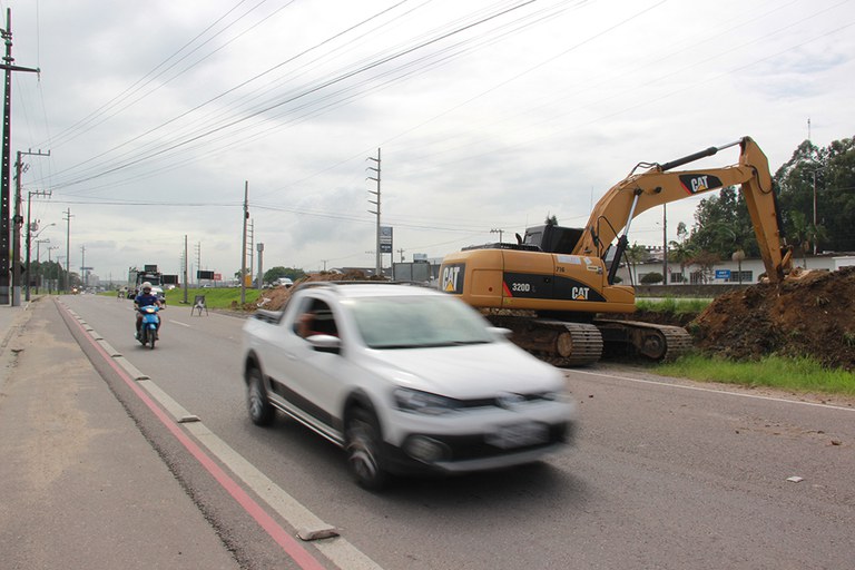 Construção de passarela na BR-101